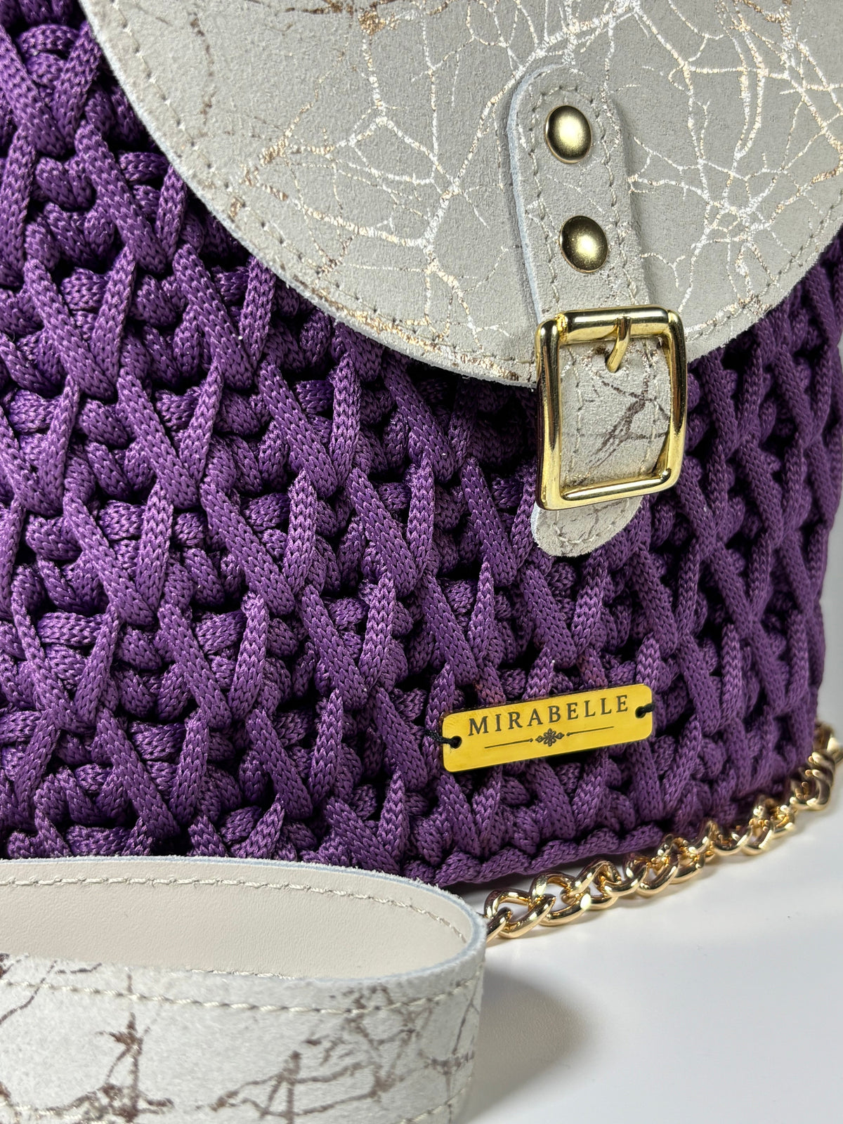 Détail du crochet violet et de la plaque Mirabelle en laiton doré