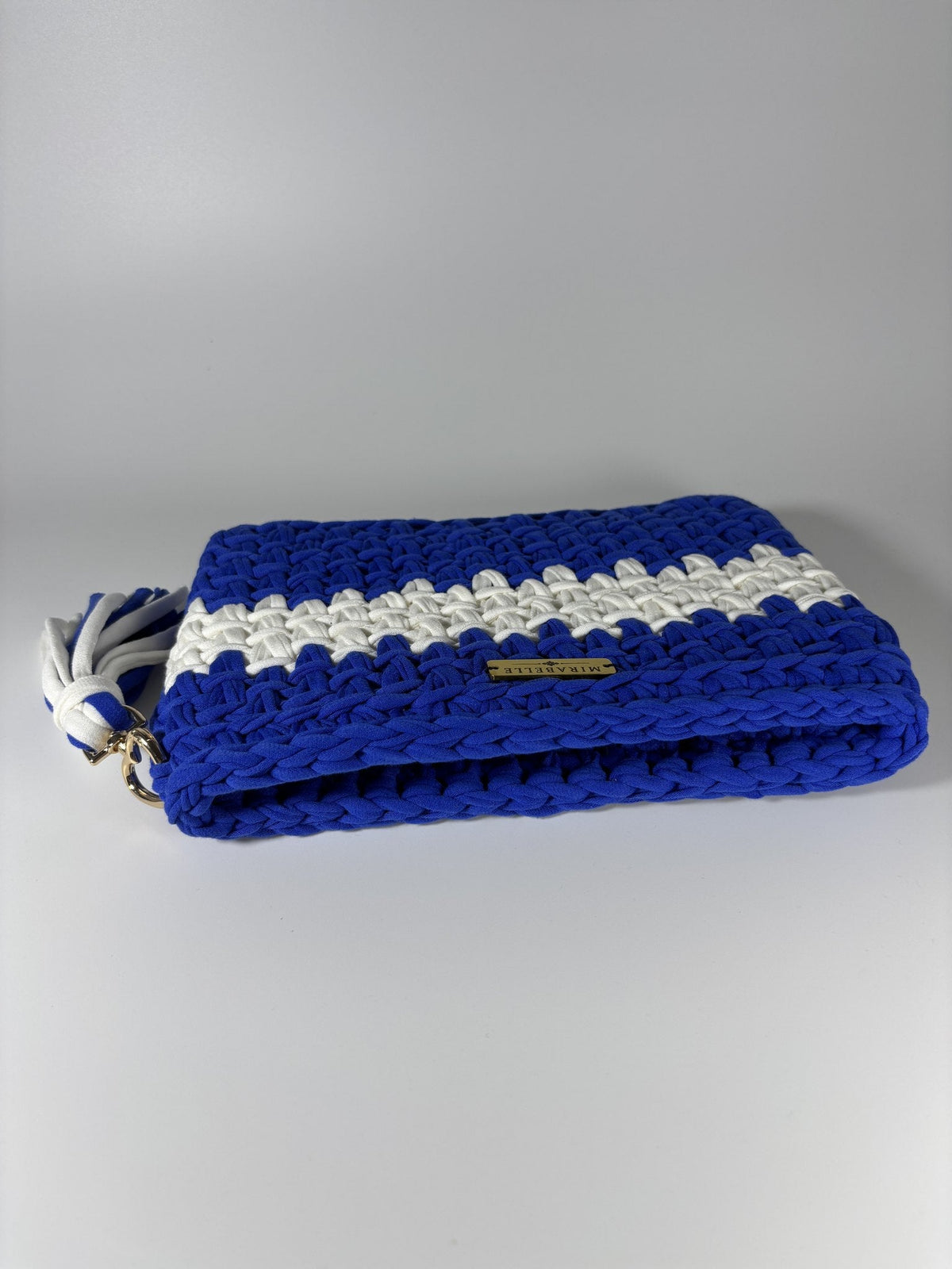 Pochette rayée bleu roi et blanc, profil