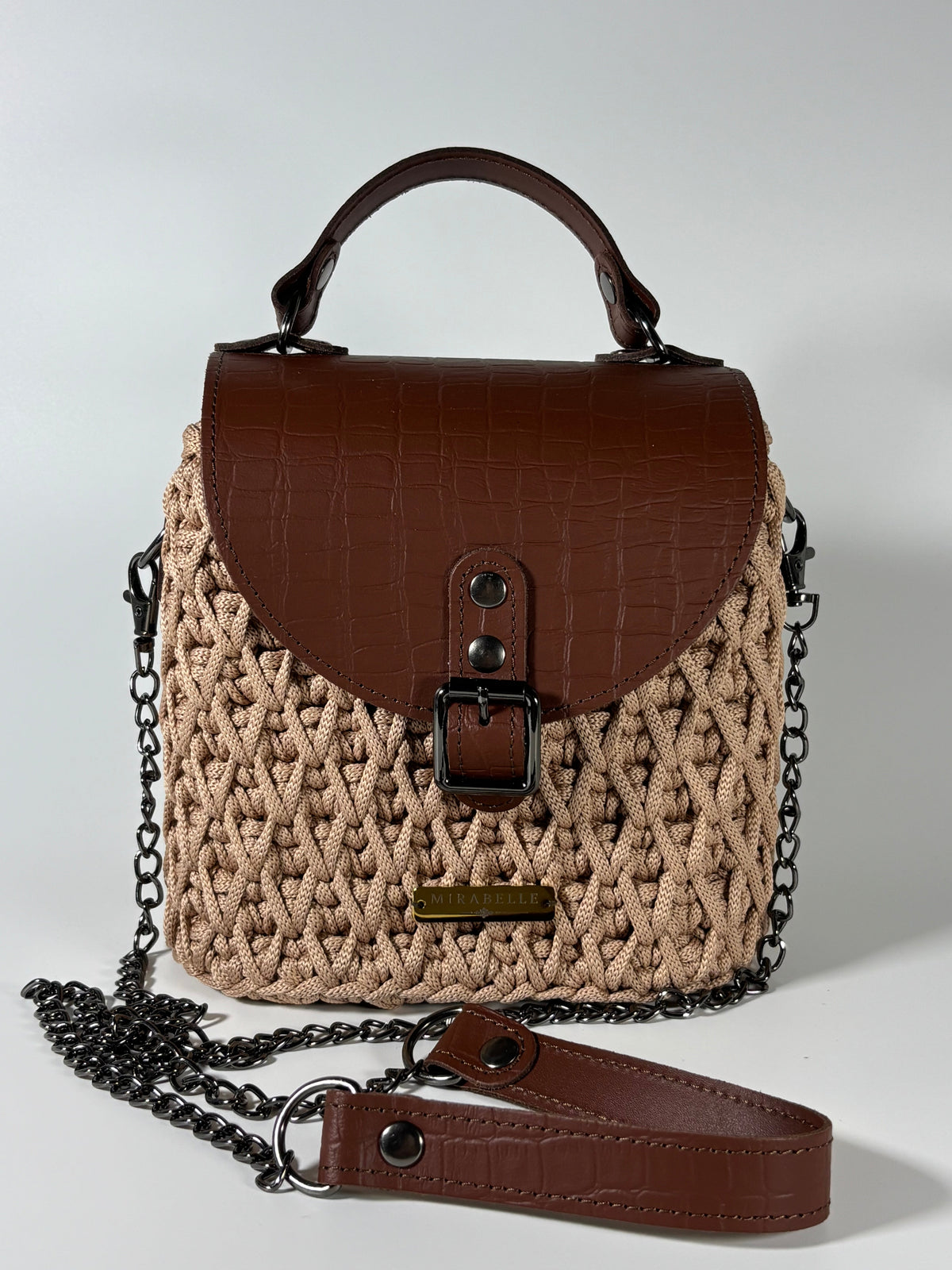 Sac Mirabelle en crochet sable, rabat en cuir brun croco, vue de face