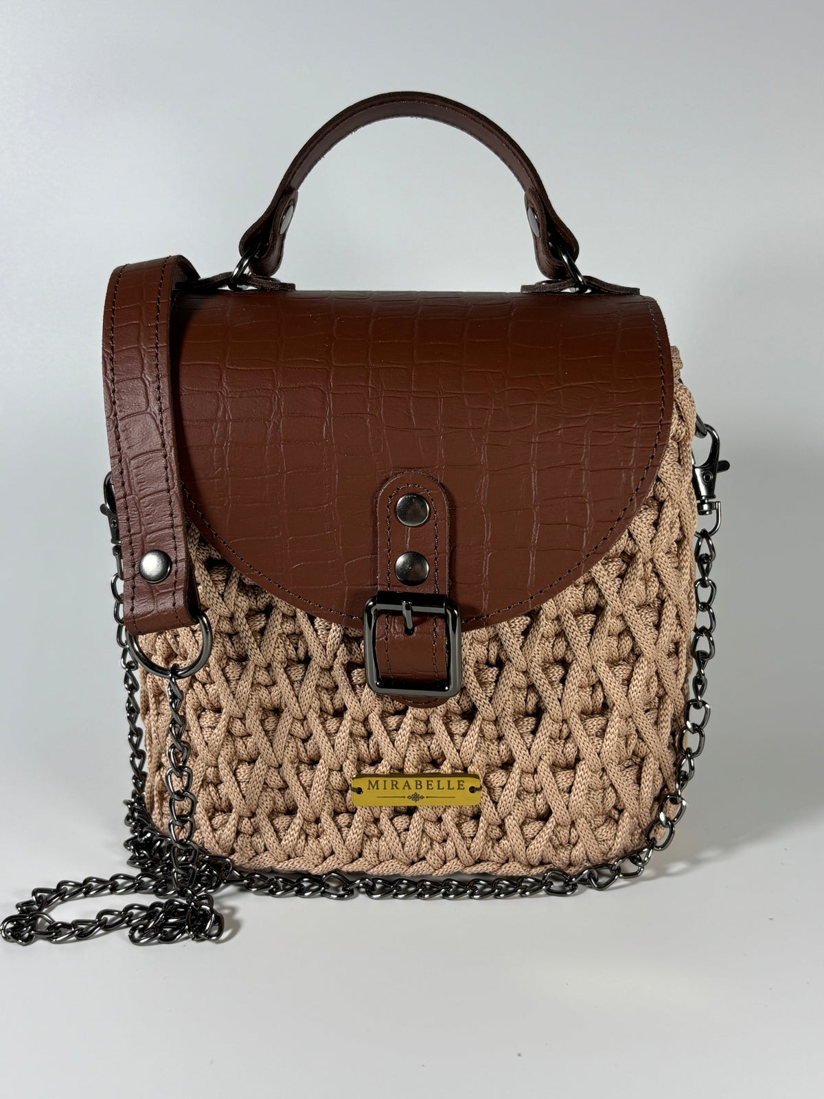 Sac en crochet sable vu de trois quarts, chaîne gunmetal