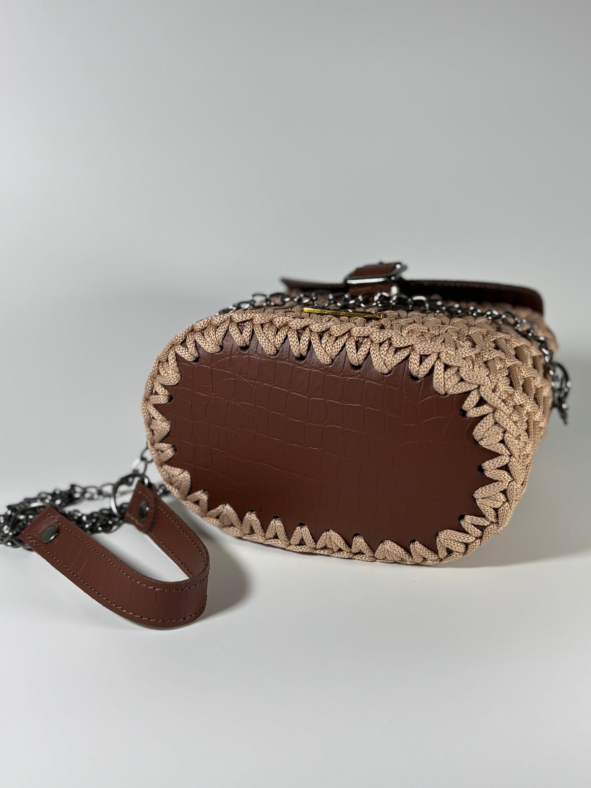 Base ovale en cuir brun cousue au crochet, vue de dessous