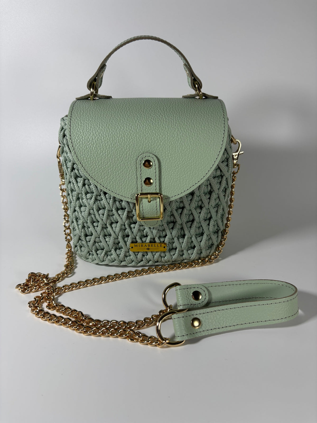 Sac vert sauge avec sa bandoulière chaîne dorée et cuir