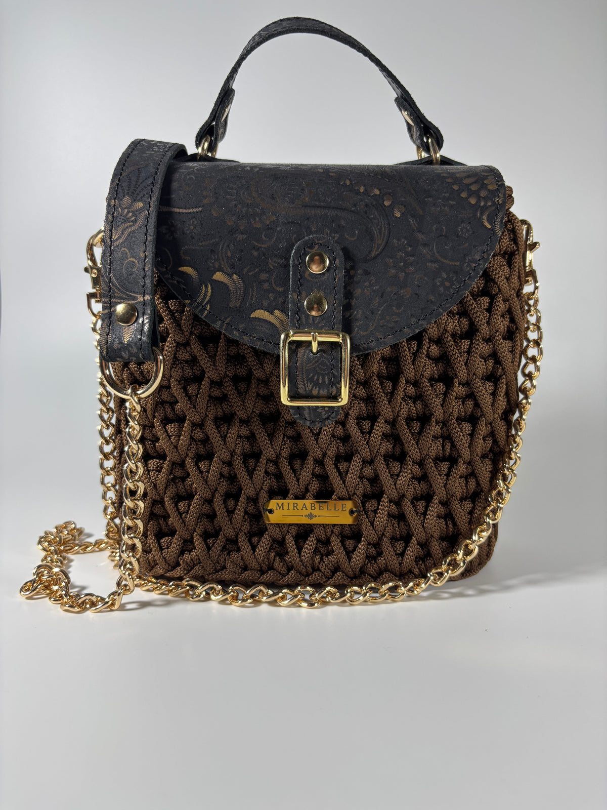 Sac Mirabelle en crochet brun chocolat, rabat en cuir noir imprimé paisley, vue de face