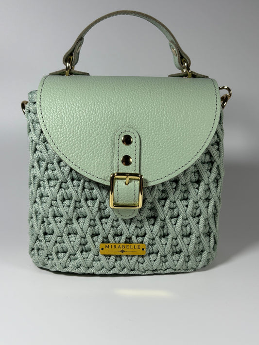 Sac Mirabelle en crochet vert sauge, rabat en cuir grainé assorti, vue de face