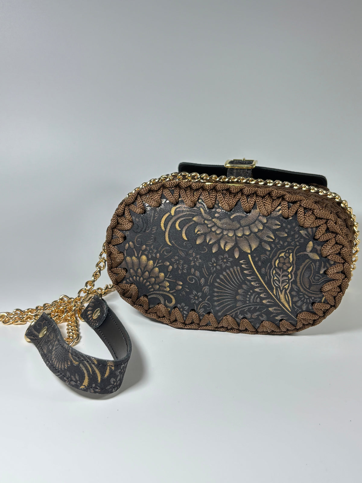 Base ovale en cuir imprimé paisley, vue de dessous