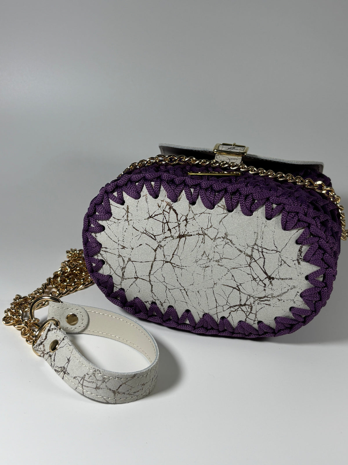 Base ovale en cuir blanc craquelé cousue au crochet, vue de dessous