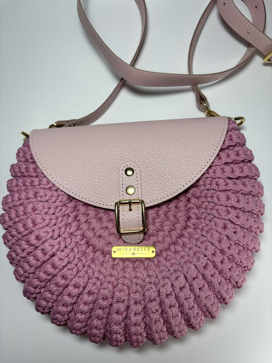 Sac Oreo rose poudré en crochet, vue de face
