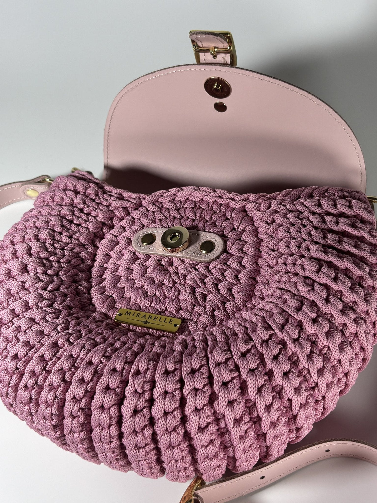 Sac Oreo rose poudré, rabat ouvert et fermoir tourniquet