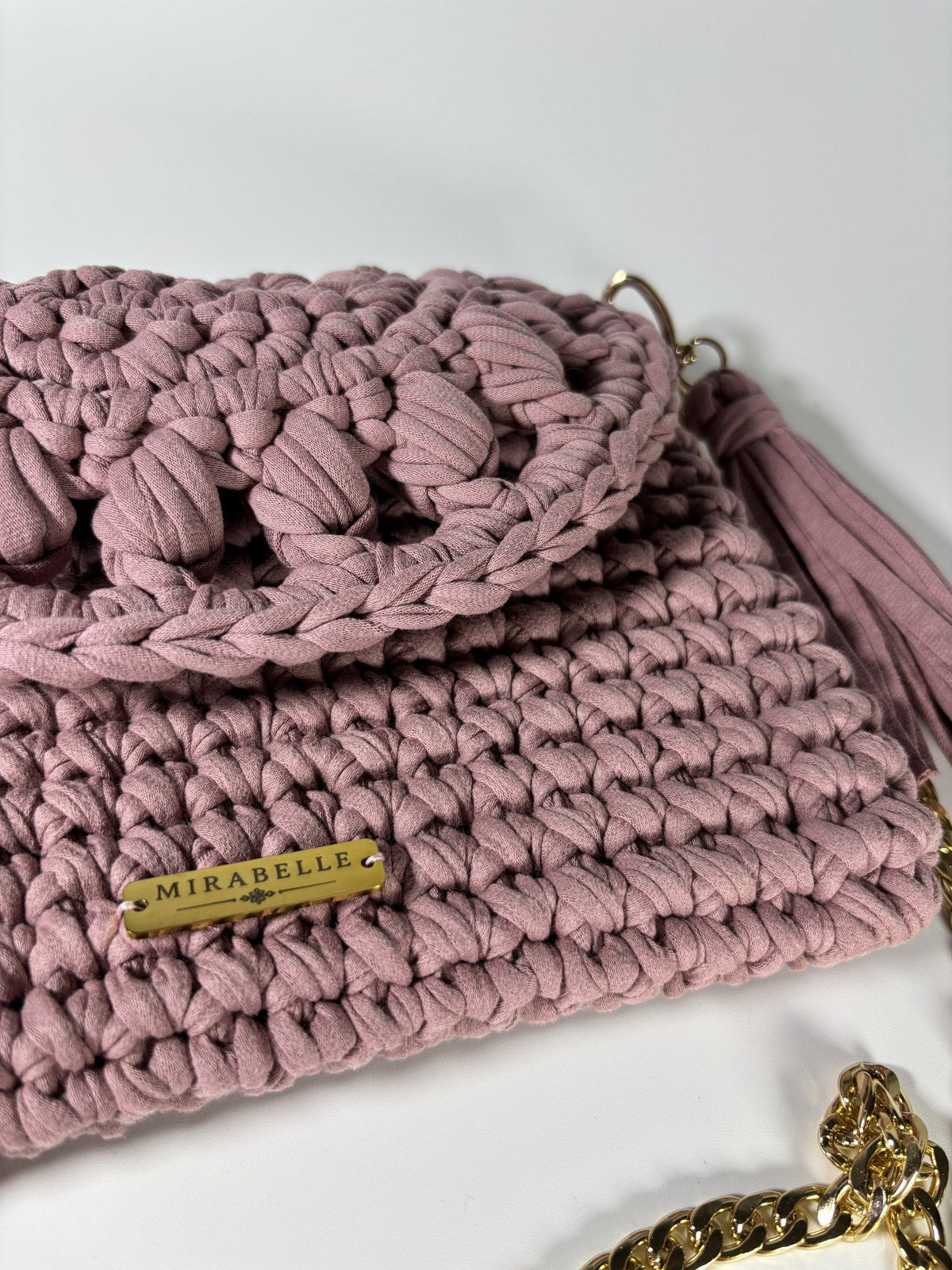 Pochette écaille vieux rose, détail plaque logo