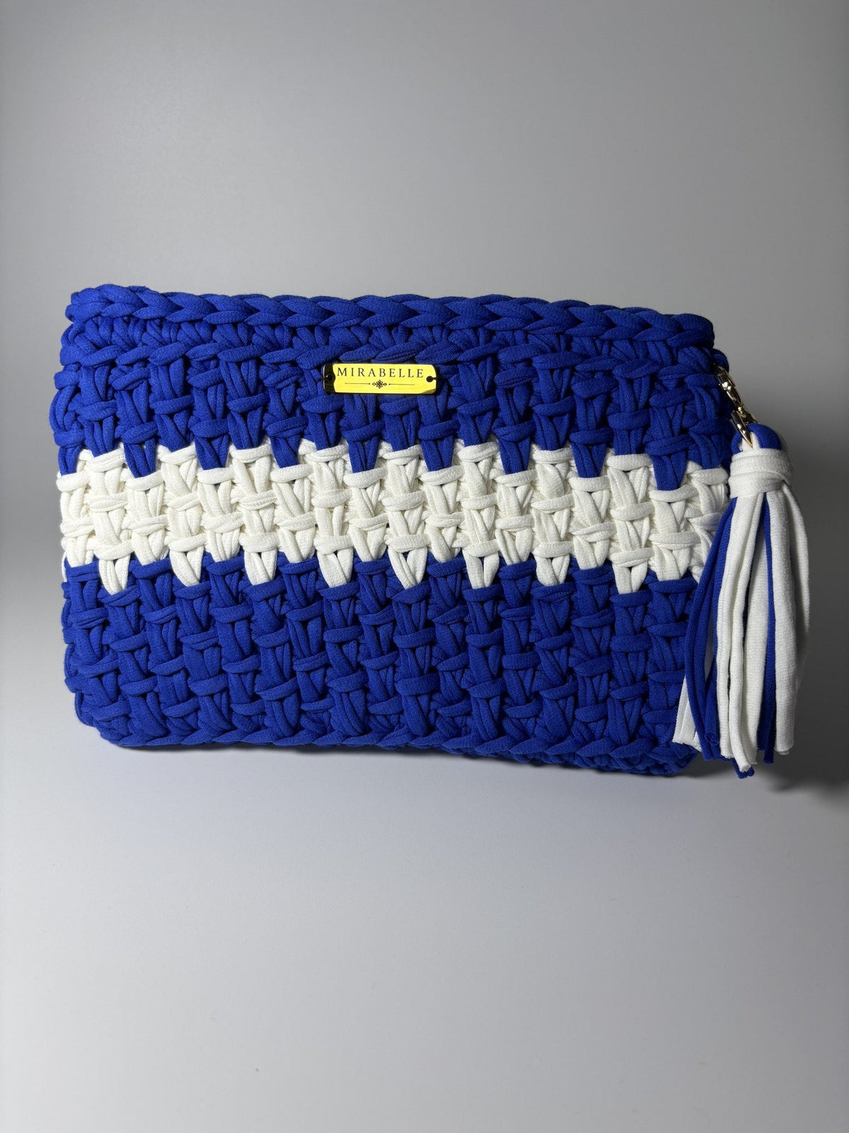 Pochette rayée bleu roi et blanc, trois quarts