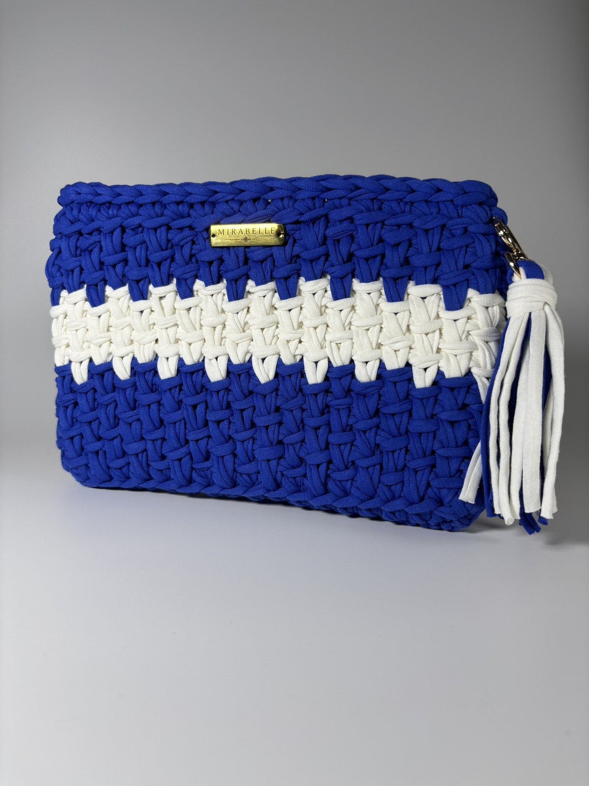 Pochette rayée bleu roi et blanc, zip et pompon
