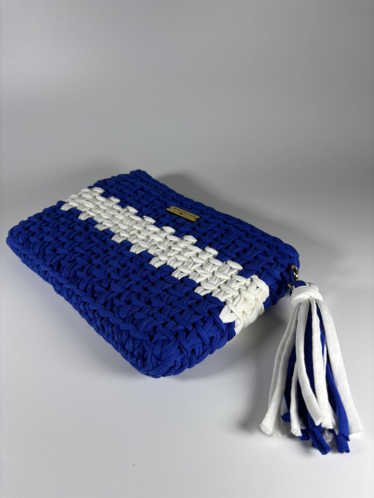 Pochette rayée bleu roi et blanc, vue de dessus