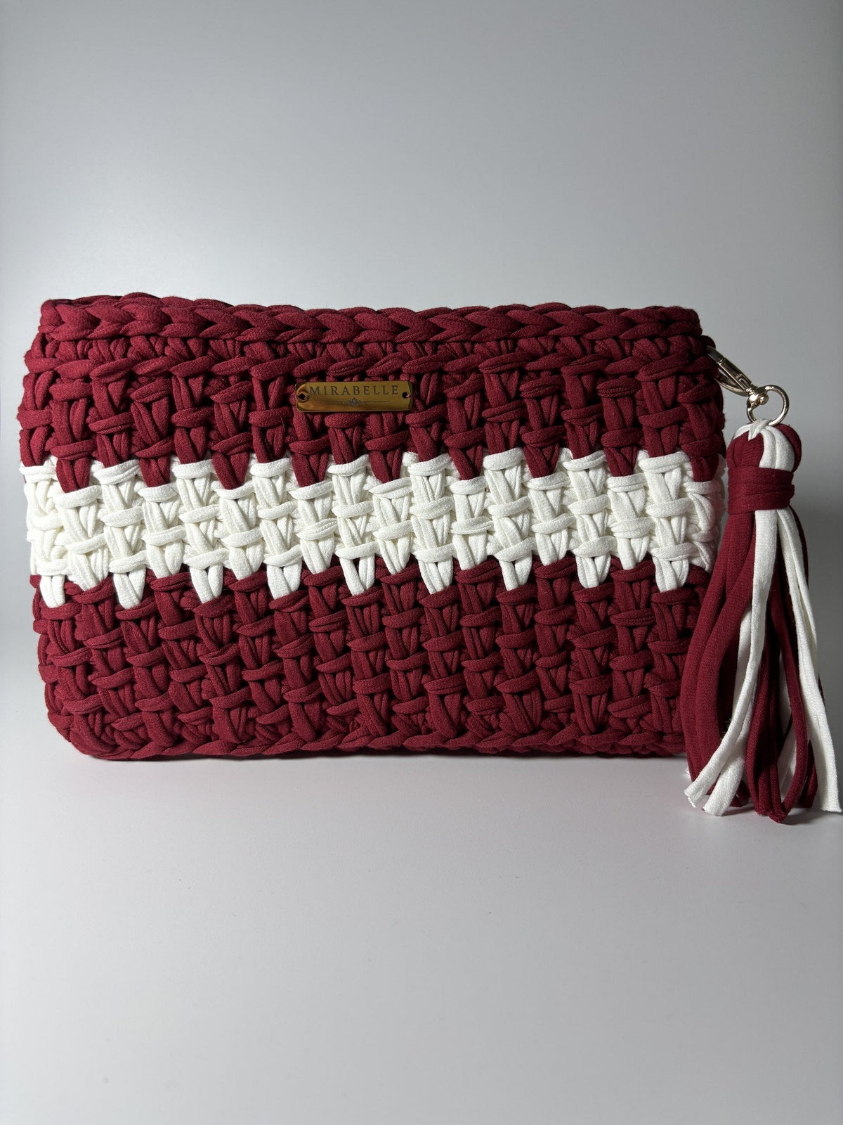 Pochette rayée bordeaux et blanc, trois quarts