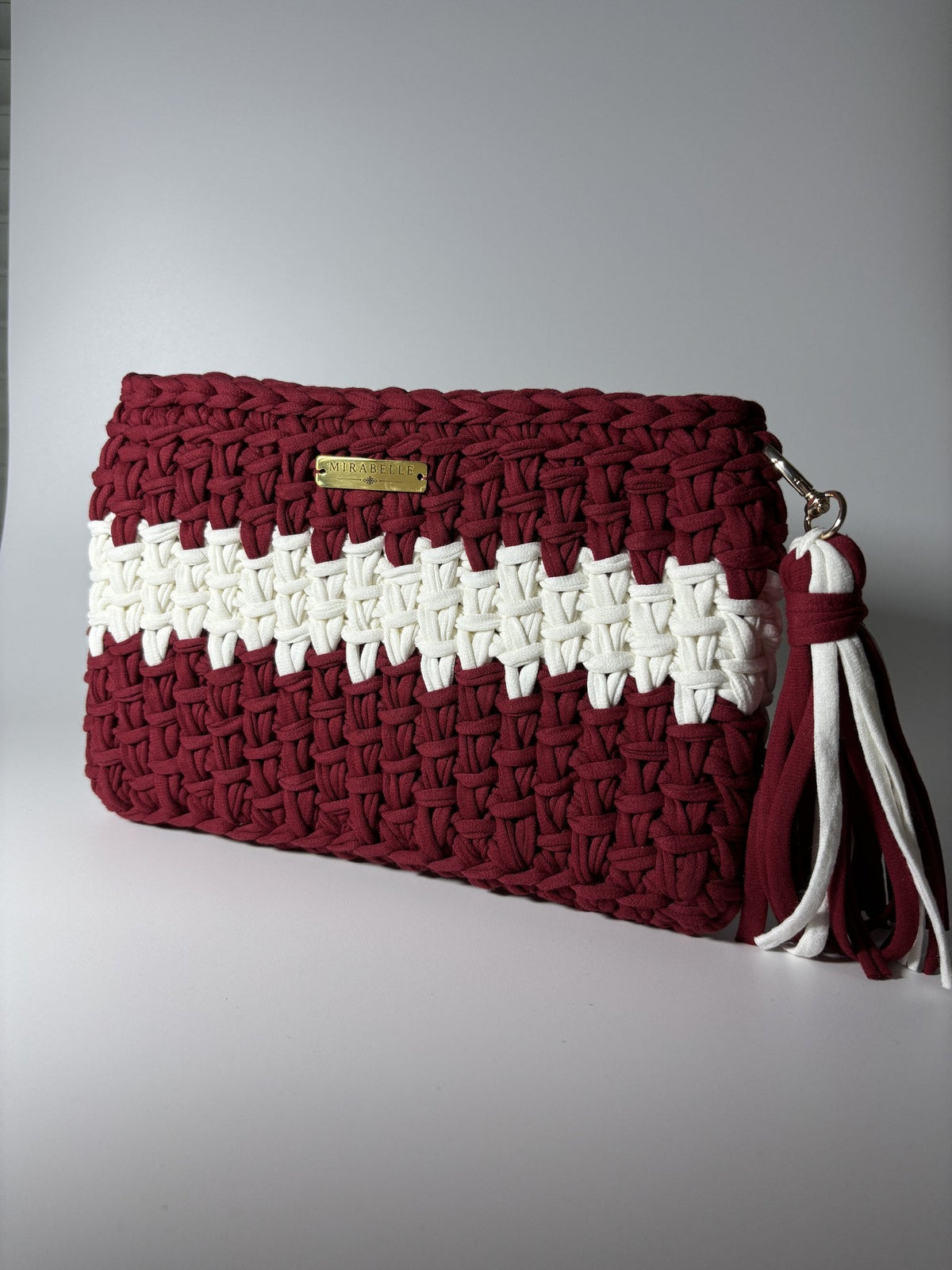 Pochette rayée bordeaux et blanc, zip et pompon
