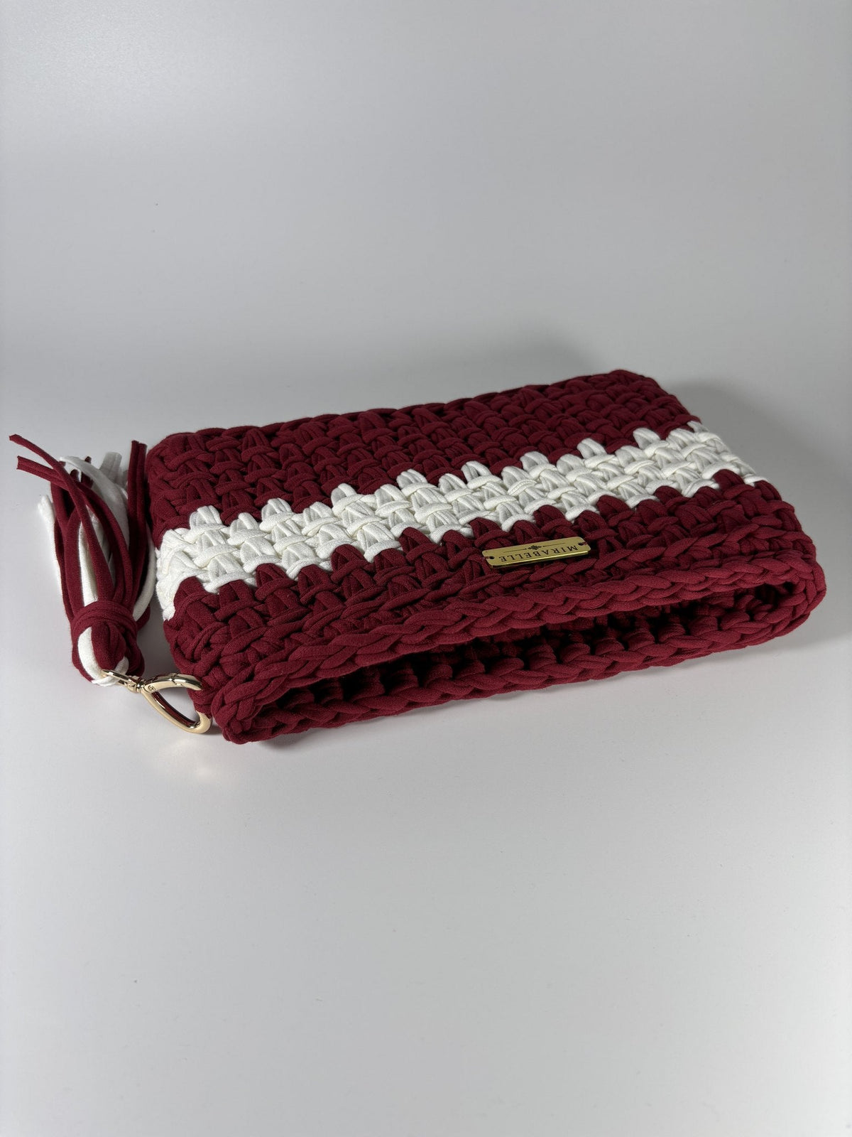 Pochette rayée bordeaux et blanc, vue de dessus