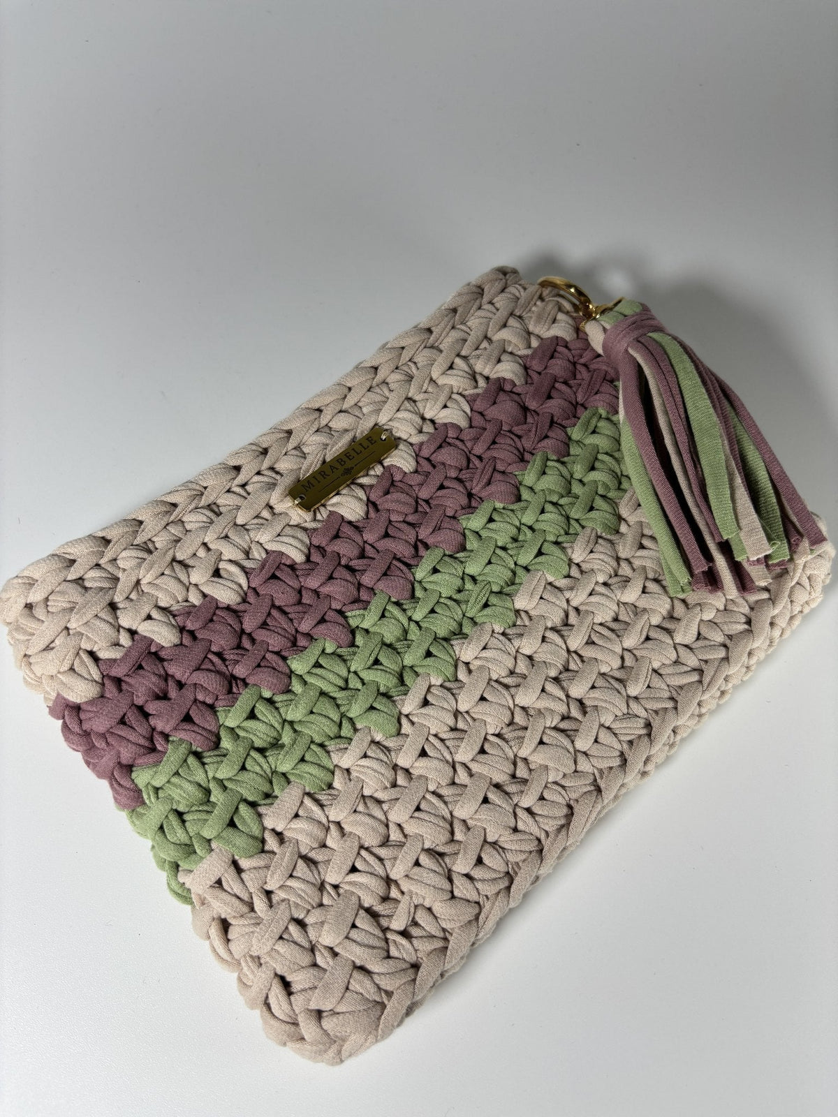Pochette rayée écru et sauge, trois quarts