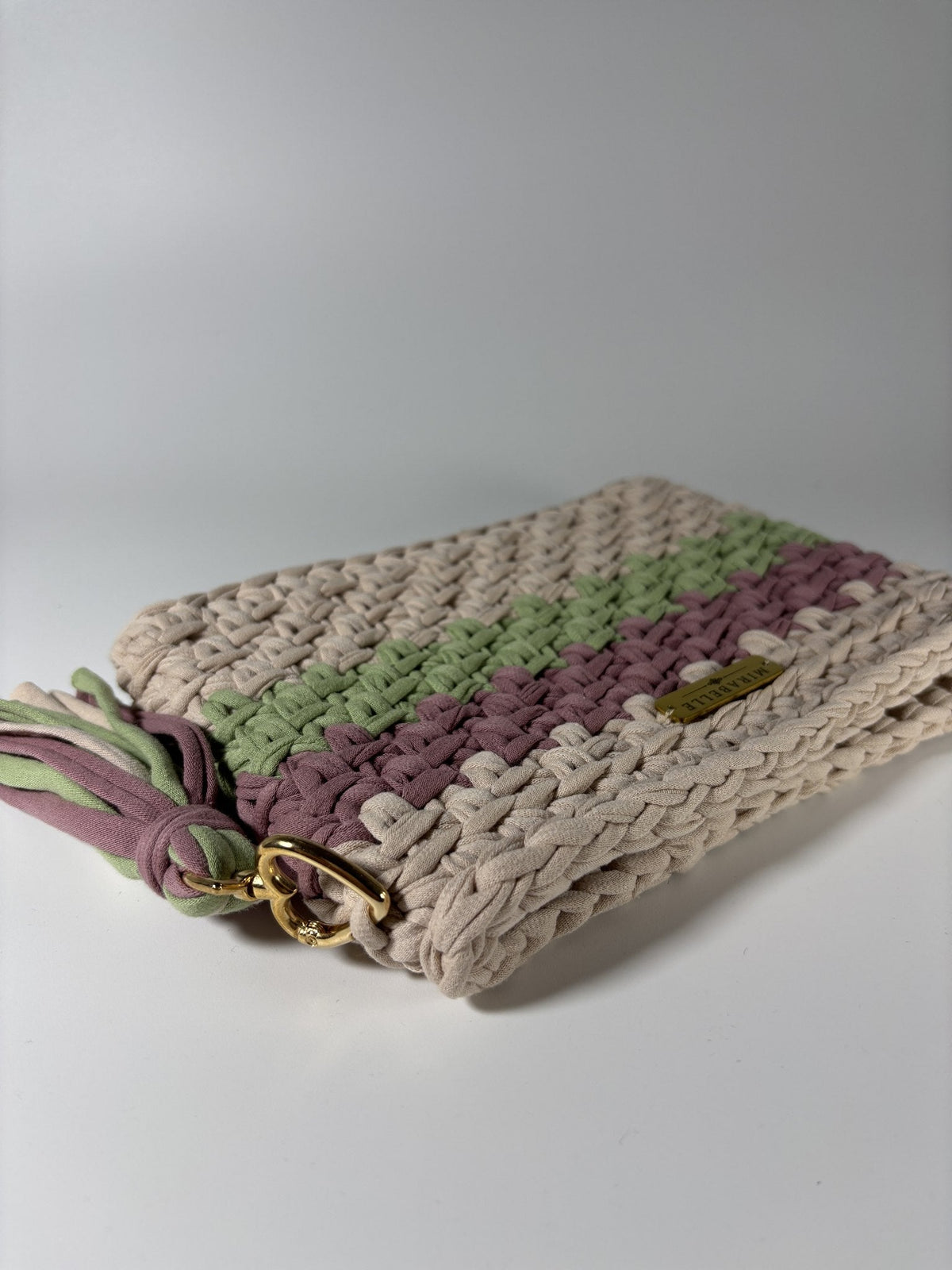 Pochette rayée écru et sauge, zip et pompon