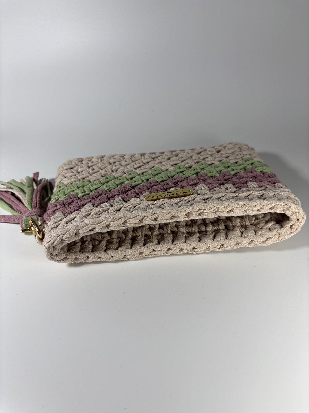 Pochette rayée écru et sauge, vue de dessus