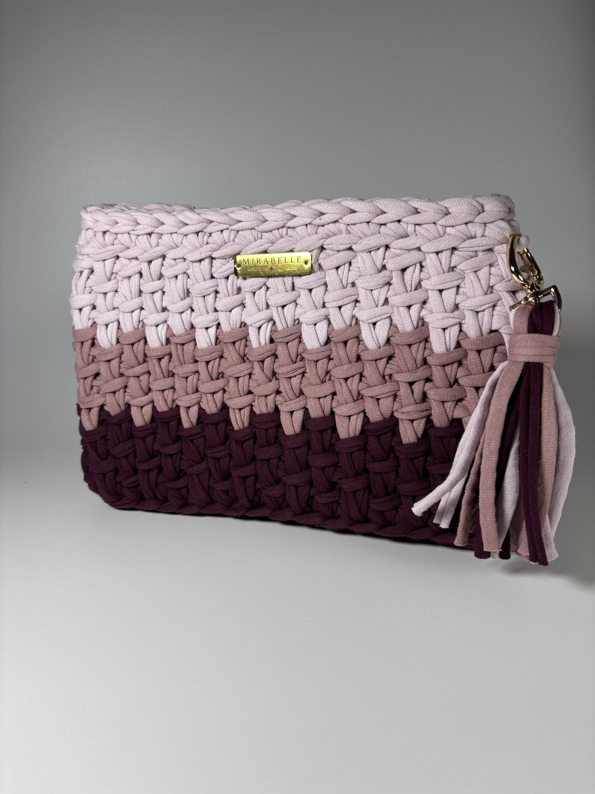 Pochette rayée rose et aubergine, trois quarts