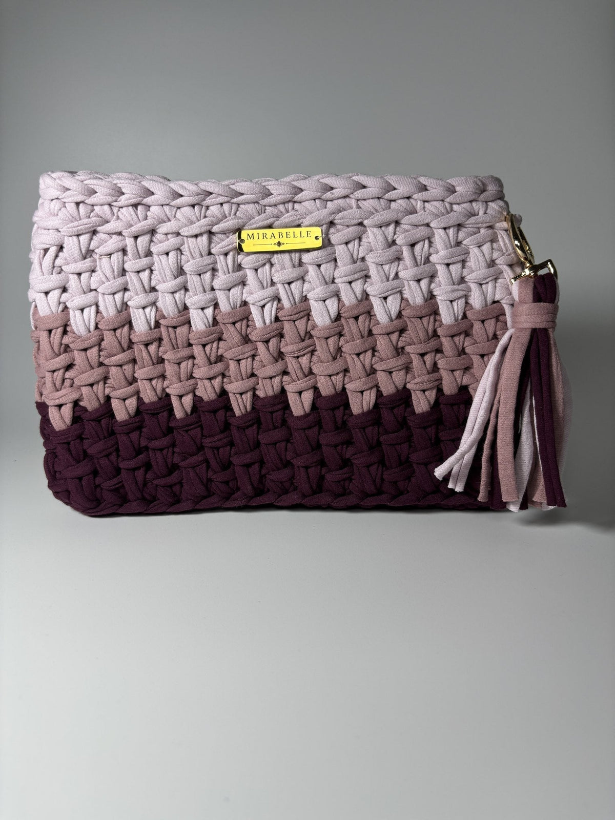 Pochette rayée rose et aubergine, plaque logo
