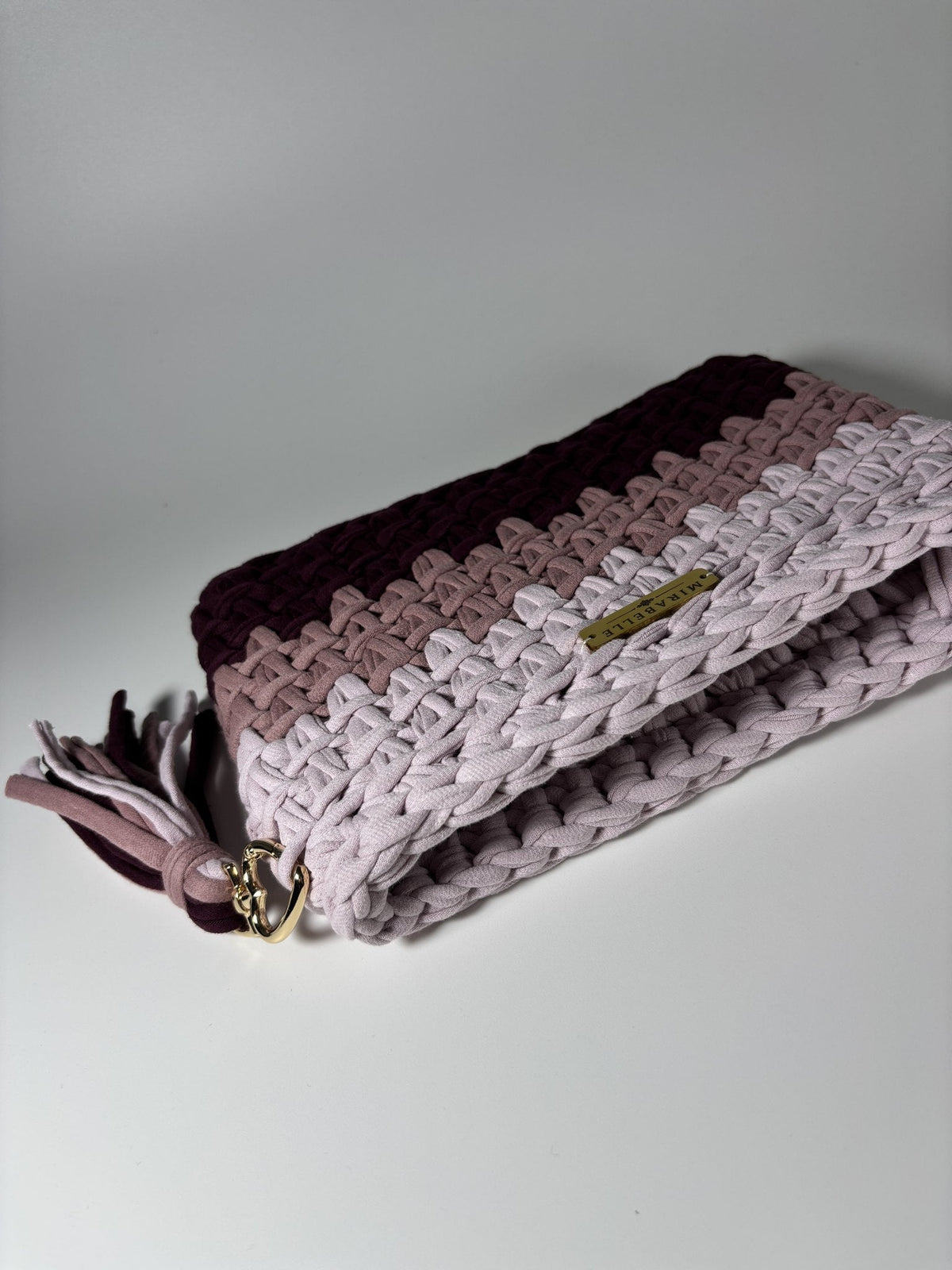Pochette rayée rose et aubergine, profil