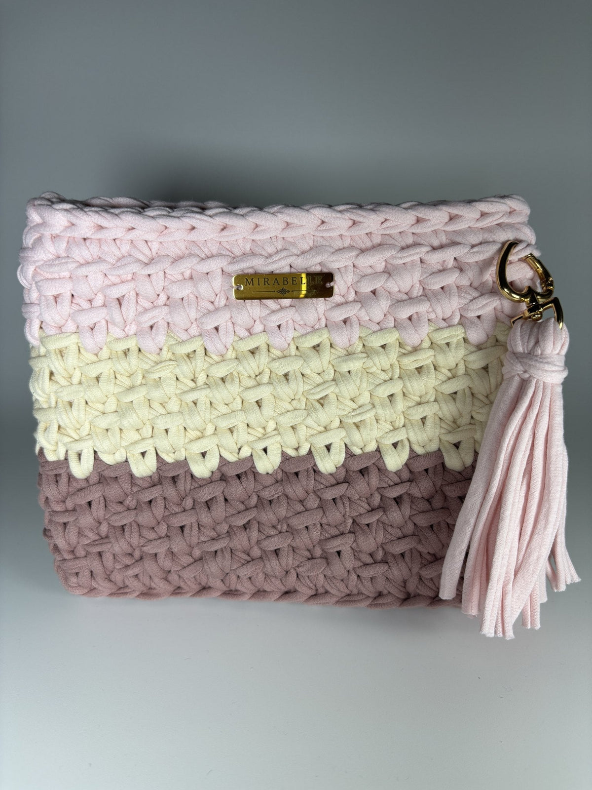 Pochette rayée rose et tilleul, trois quarts