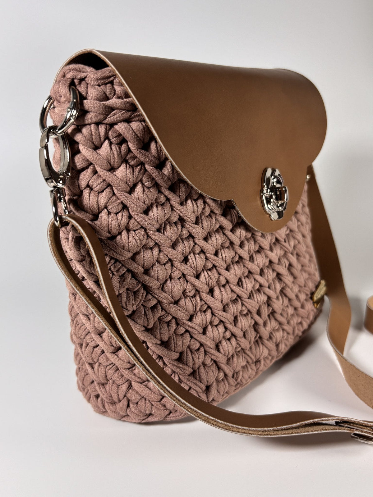 Besace camel et rosé, détail du cuir gravé