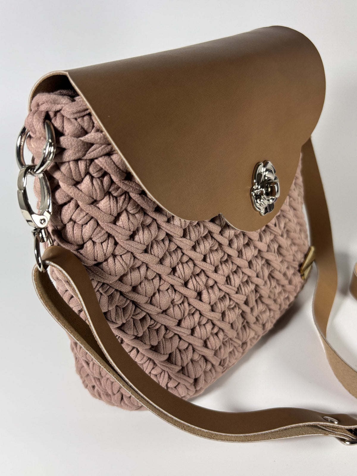 Besace camel et rosé, profil