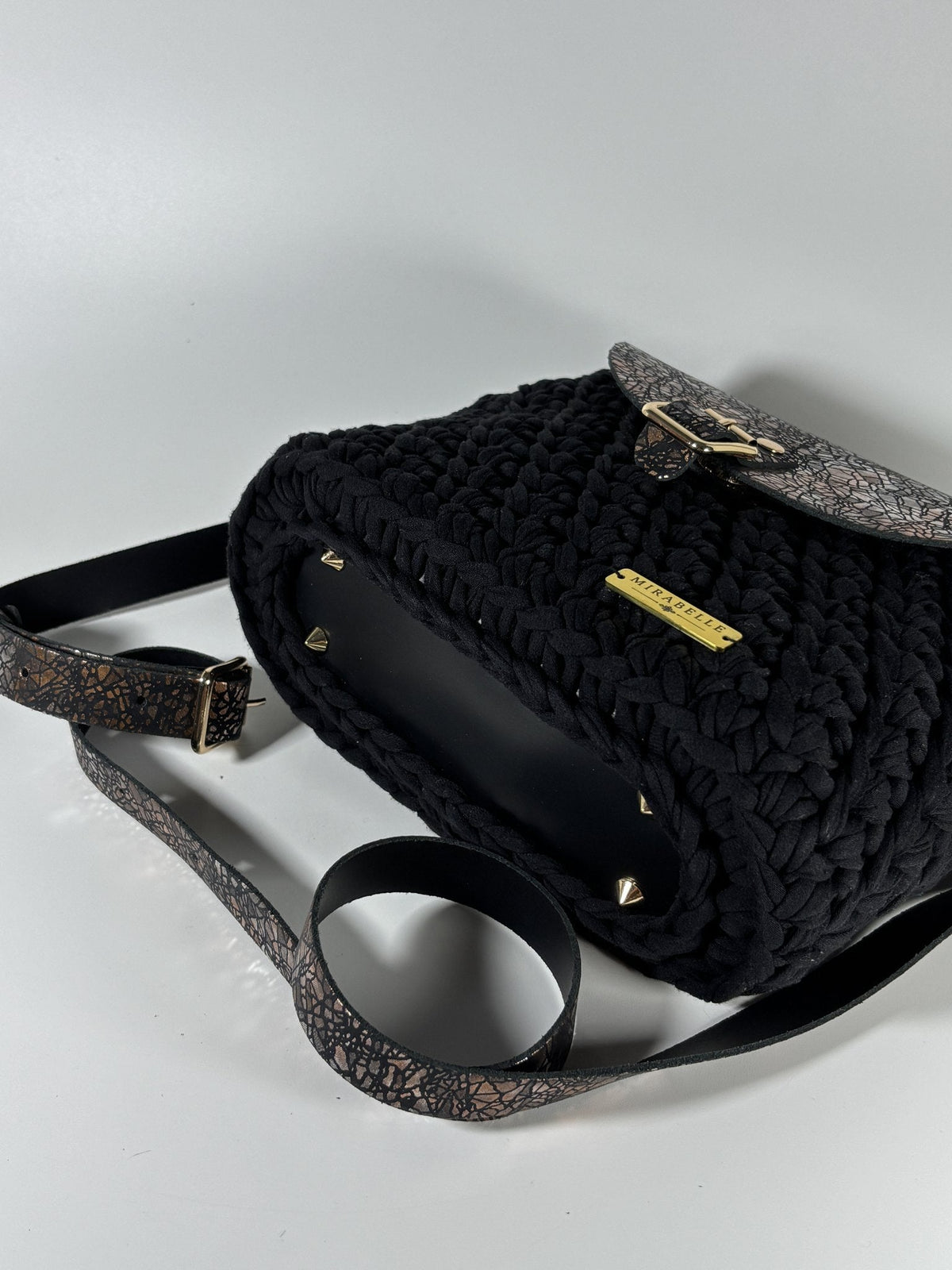 Besace noire, rabat ouvert