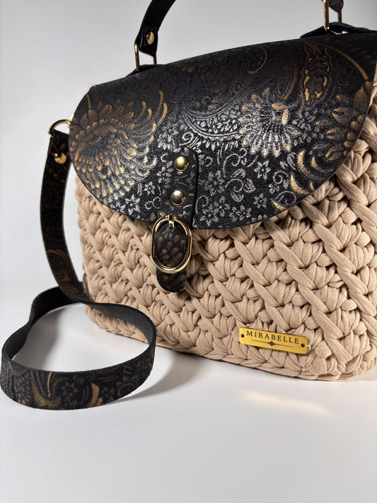 Besace sable et noir gravé, détail du cuir