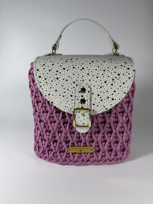 Sac Mirabelle en crochet rose fruits des bois, rabat en cuir blanc moucheté, vue de face