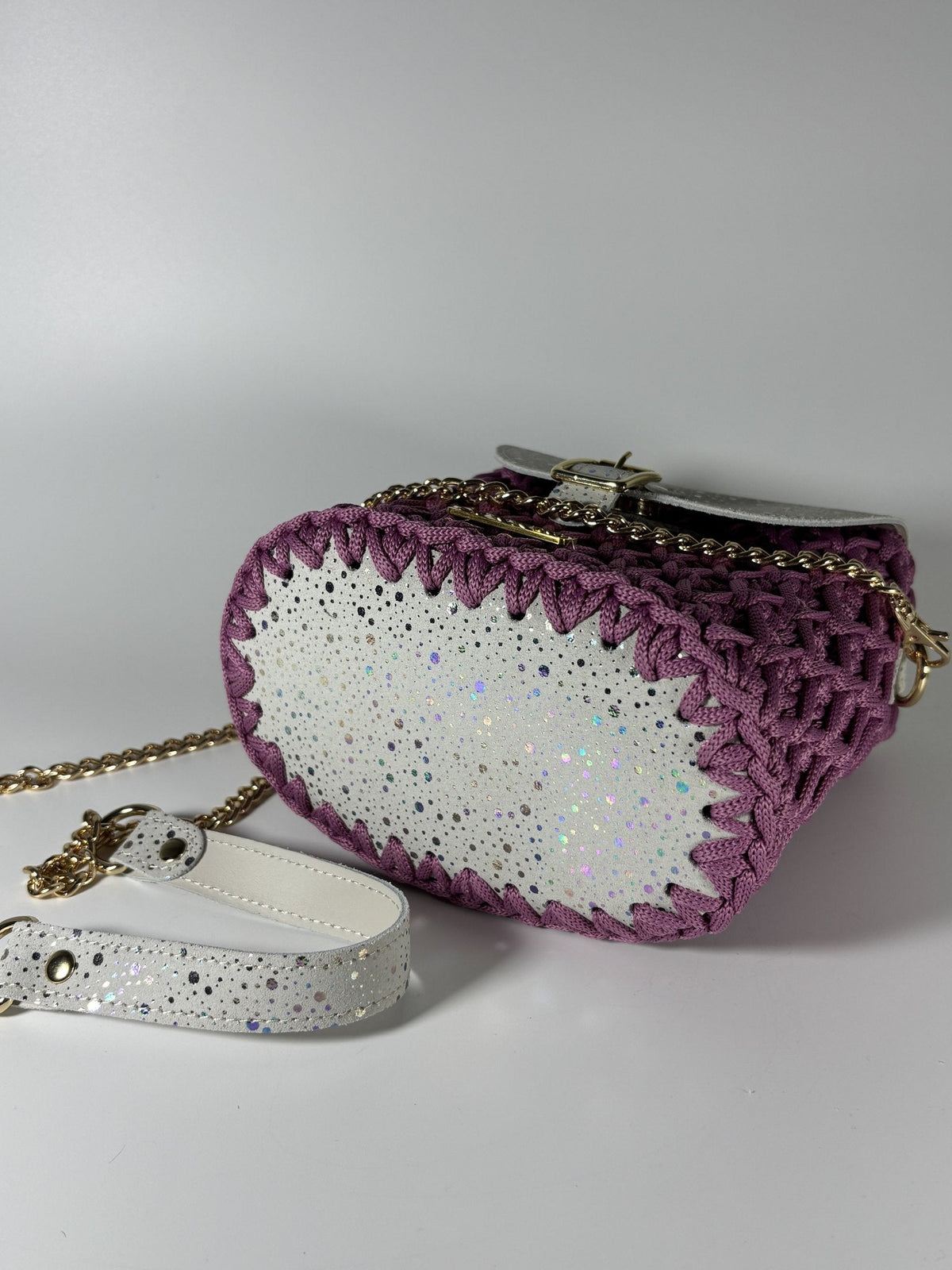 Base ovale en cuir blanc moucheté cousue au crochet, vue de dessous