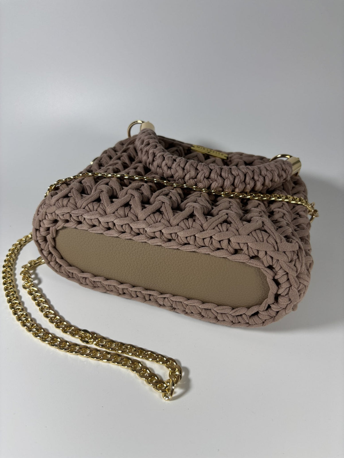 Base en cuir beige cousue au crochet, vue de dessous
