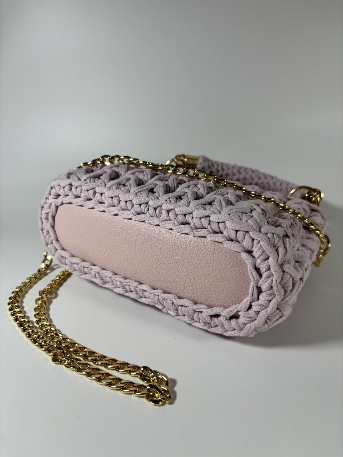 Base en cuir rose poudré ton sur ton, vue de dessous