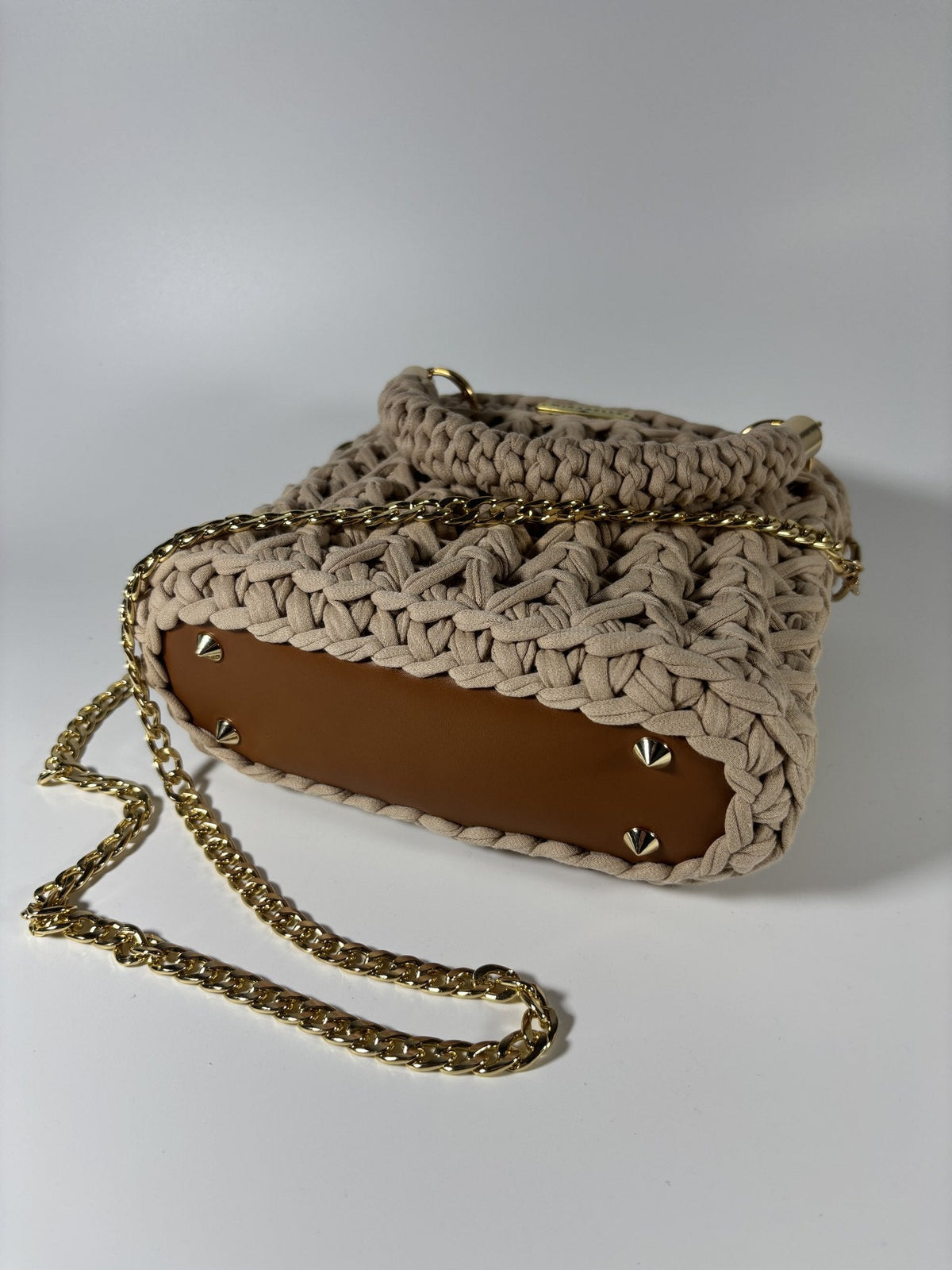 Base en cuir cognac rivetée et cousue au crochet, vue de dessous