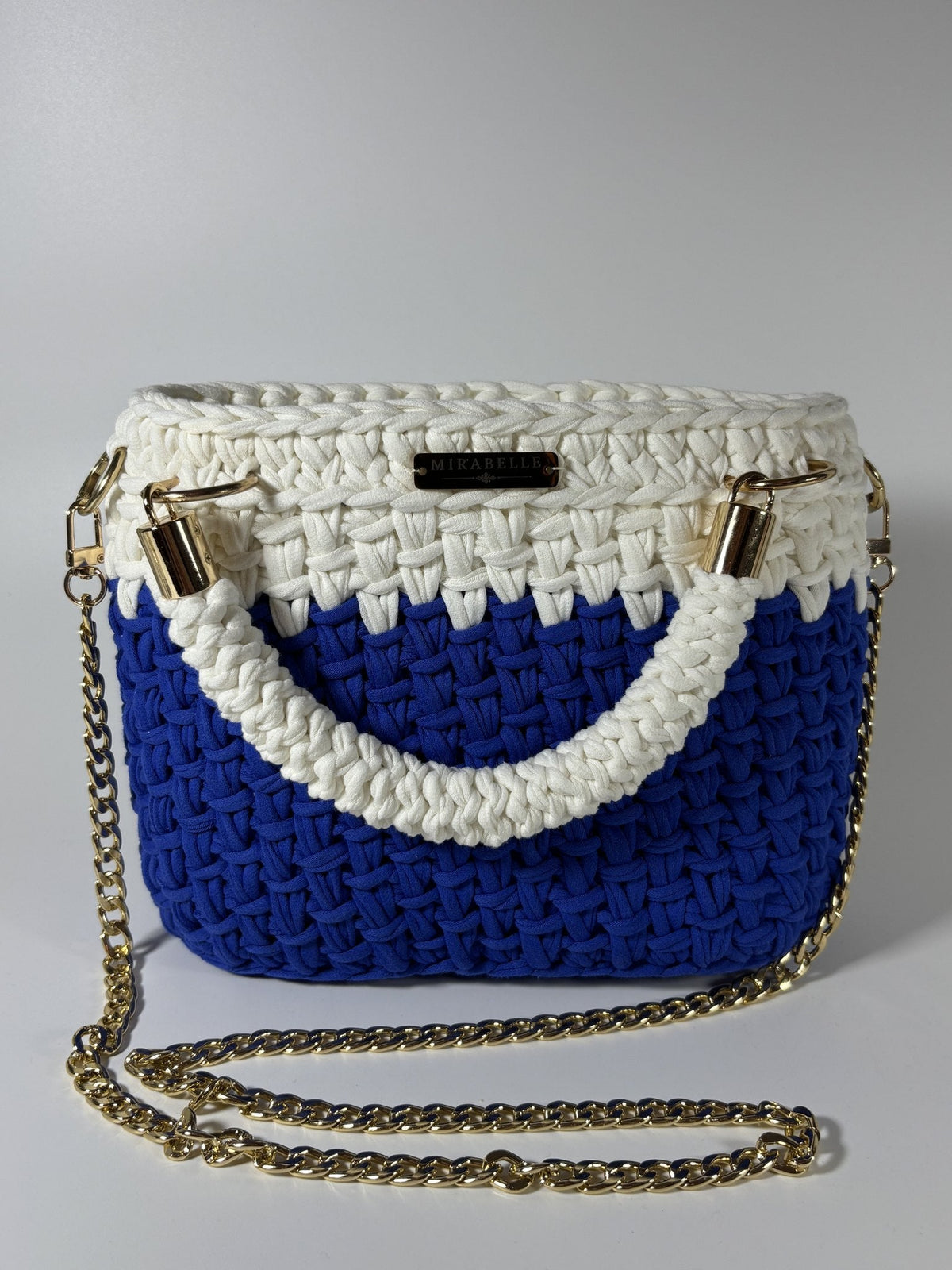 Cabas bleu et blanc avec sa chaîne dorée amovible