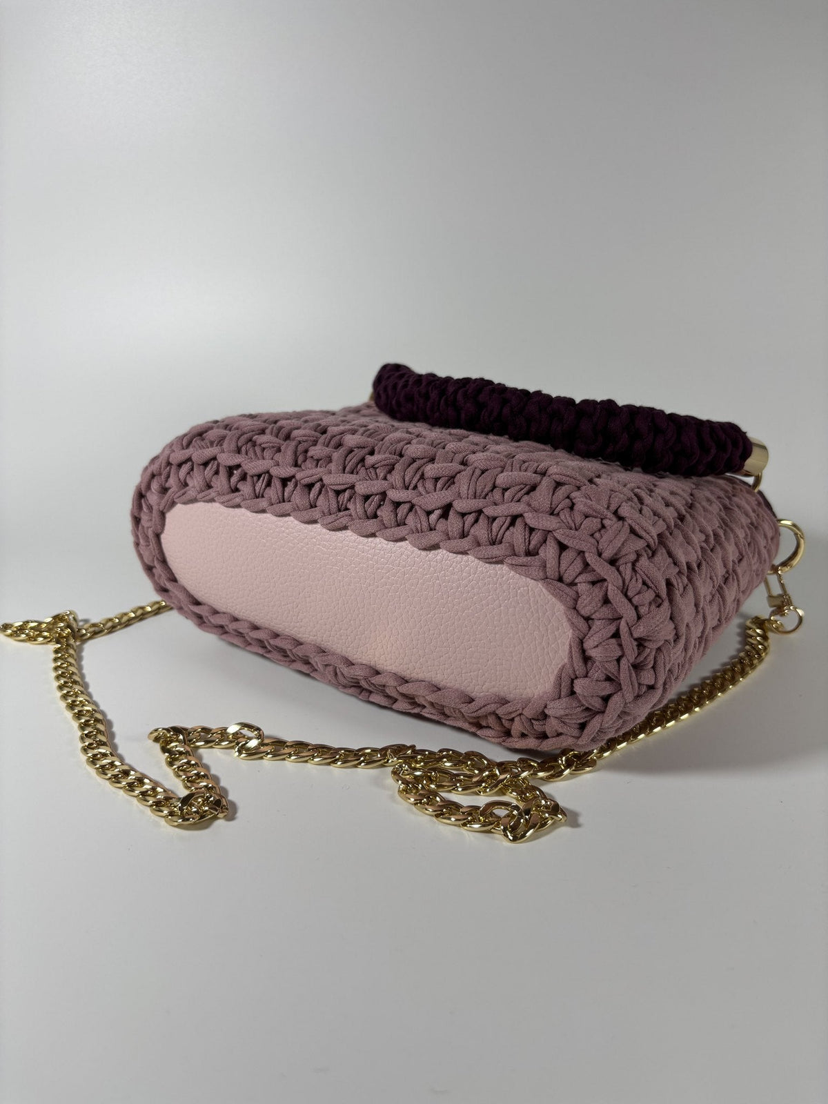 Base ovale en cuir rose poudré, vue de dessous