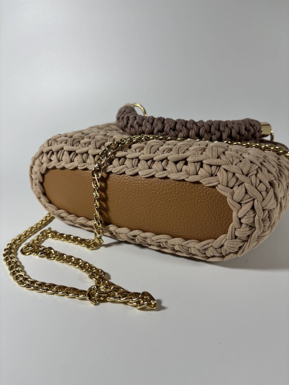 Base ovale en cuir camel, vue de dessous