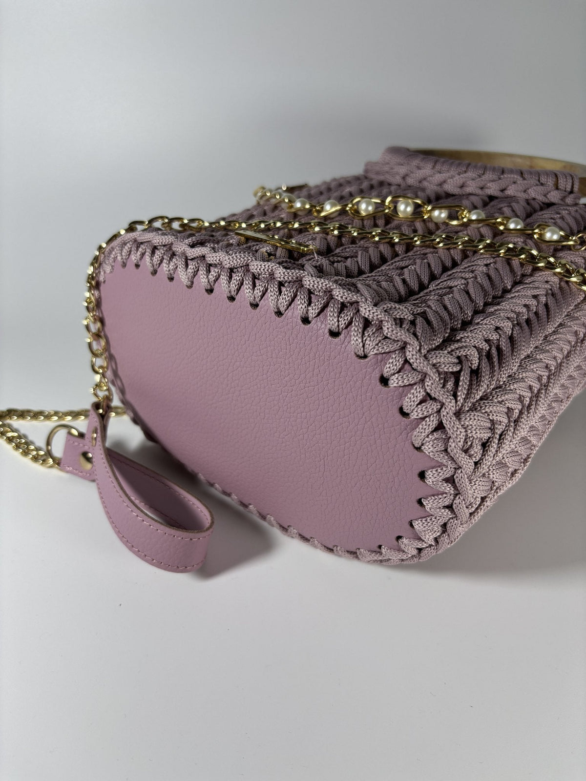 Base ovale en cuir rose, vue de dessous