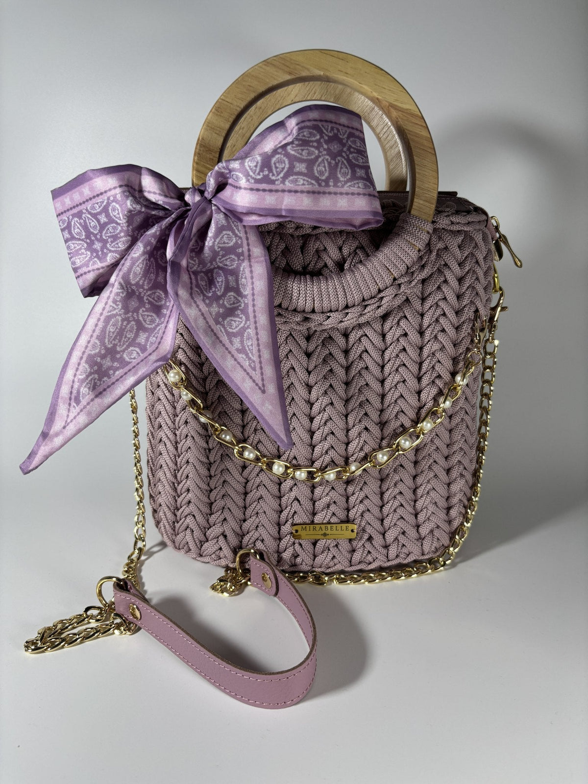 Seau vieux rose avec un foulard de soie noué à l'anse (non inclus)